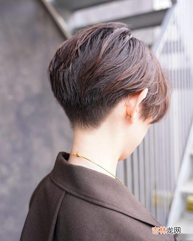 发型 今冬女发别瞎剪，不如试试这四种，洋气瘦脸显气质