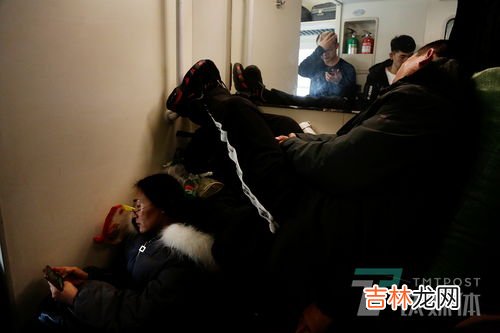 无座票上车后怎么办可以坐空位置吗,无座火车票上车有空位能坐吗