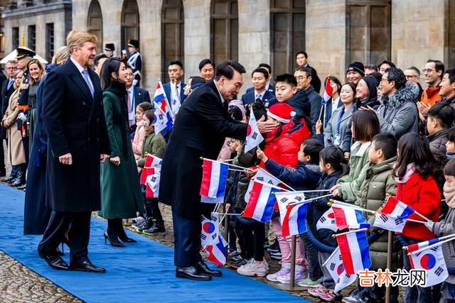 韩素希 韩国夫人出席荷兰国宴拿出战袍！穿泡泡袖小黑裙美如赫本，美翻了