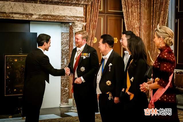 韩素希 韩国夫人出席荷兰国宴拿出战袍！穿泡泡袖小黑裙美如赫本，美翻了