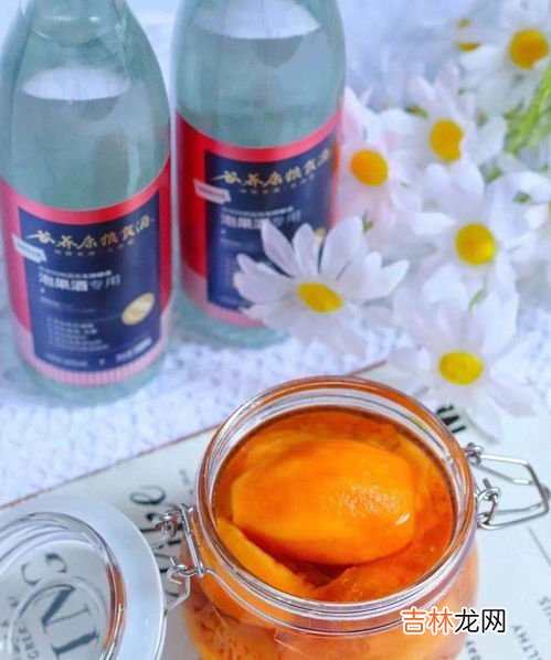 枇杷泡酒枇杷变黑还能喝不,枇杷泡酒枇杷会变色吗，泡了几天酒里面有些枇杷变色了是正常吗？还是变色的枇杷要挑掉呢