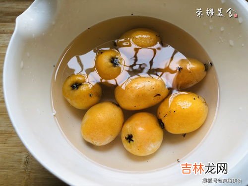 枇杷泡酒枇杷变黑还能喝不,枇杷泡酒枇杷会变色吗，泡了几天酒里面有些枇杷变色了是正常吗？还是变色的枇杷要挑掉呢