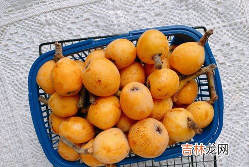 枇杷泡酒枇杷变黑还能喝不,枇杷泡酒枇杷会变色吗，泡了几天酒里面有些枇杷变色了是正常吗？还是变色的枇杷要挑掉呢