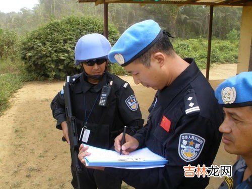 交警身上穿的衣服叫什么,警察有几套警服