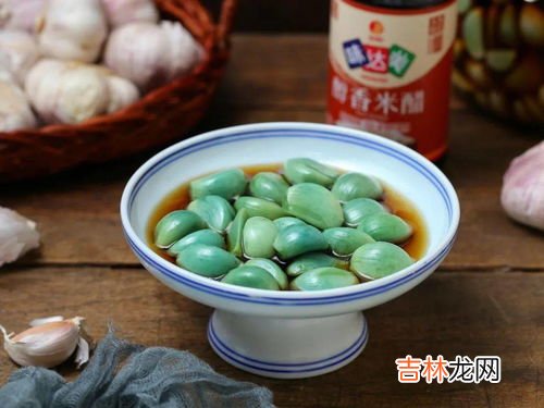 腊八蒜放在哪里绿的快,腊八蒜放在什么地方容易变绿啊?