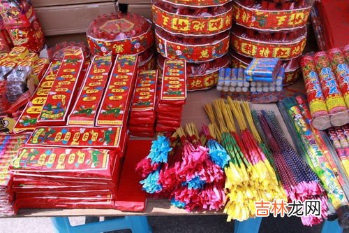 小呲花算烟花爆竹吗,呲花是什么？