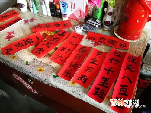 对联撕下来厂后门上胶水怎么处理,门上的对联胶怎么去除