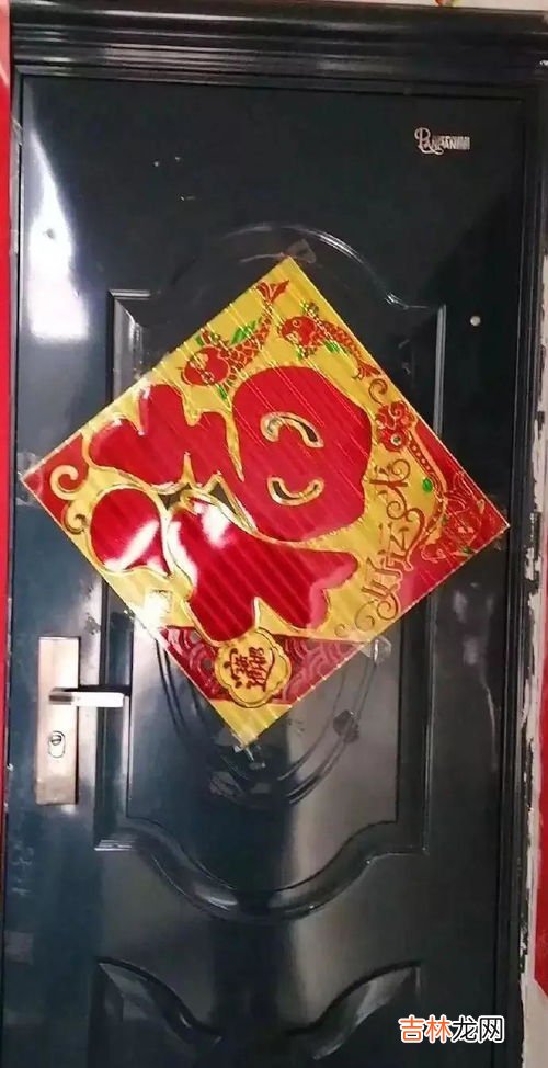 对联撕下来厂后门上胶水怎么处理,门上的对联胶怎么去除
