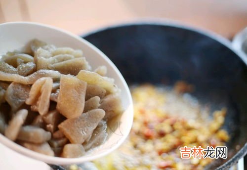 灰灰菜煮魔芋豆腐的极简做法,灰灰菜煮魔芋豆腐的极简做法