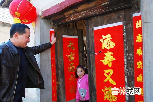 了解贴春联的习俗等乡土文化,介绍贴春联的风俗