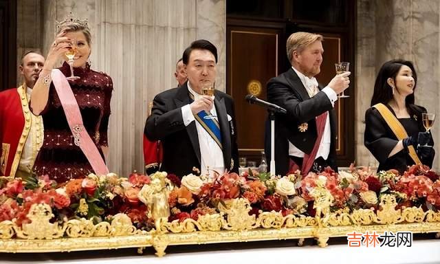 黑白配 韩国夫人访问荷兰第二天！穿黑白配闪耀音乐会，荷兰王后斗篷赢了