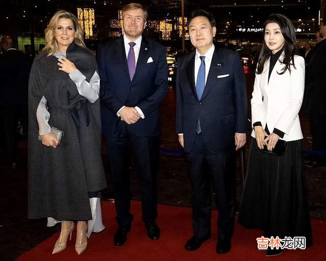黑白配 韩国夫人访问荷兰第二天！穿黑白配闪耀音乐会，荷兰王后斗篷赢了