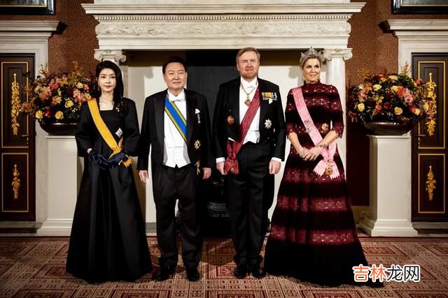 黑白配 韩国夫人访问荷兰第二天！穿黑白配闪耀音乐会，荷兰王后斗篷赢了
