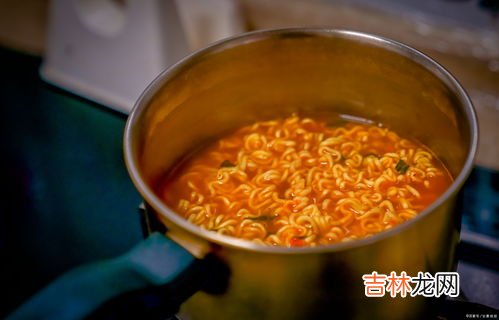 泡面热量相当于几碗米饭,方便面卡路里高还是米饭