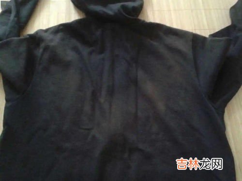 黑色衣服褪色用盐泡还是醋,黑色衣服掉色，用盐和醋可以防止掉色吗