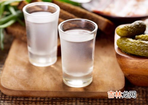 白酒发黄怎么办,白酒变黄怎么办？还能喝吗？