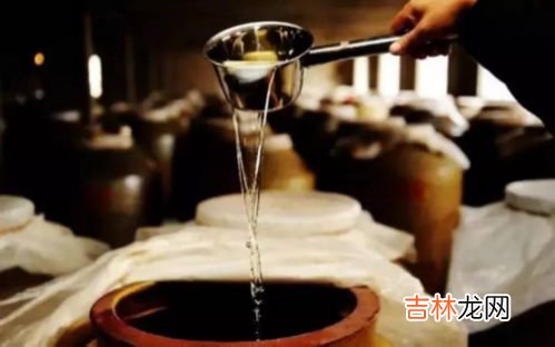 白酒发黄怎么办,白酒变黄怎么办？还能喝吗？