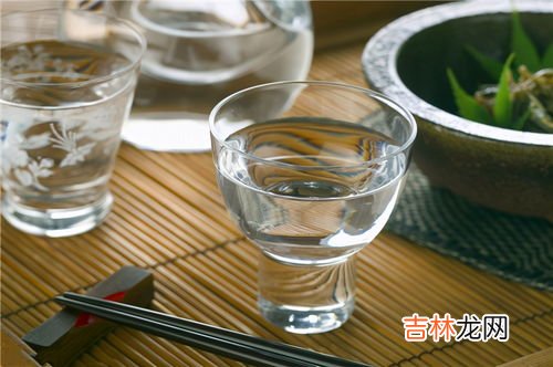 白酒发黄怎么办,白酒变黄怎么办？还能喝吗？