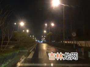 高速晚上有路灯吗,高速公路上晚上有路灯吗？