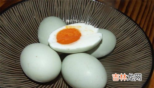 白酒加盐腌制咸蛋几天能吃,咸鸭蛋腌制多久可以吃