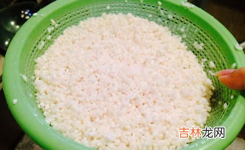 糯米泡久了有酸味怎么处理,糯米白糍粑，放在水里，现在有种酸臭味，用什么方法可以去味