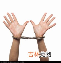 手铐是什么材料做的,经常可以见到抓捕现场警方捆扎嫌犯双手的白色塑料带，能形成环形，那是什么？