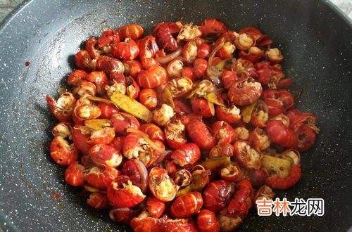 小龙虾焯水还是过油,小龙虾洗净后是直接下油锅炸然后在烹吗，要不要先焯水一下？