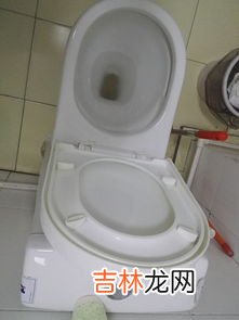 马桶不稳摇晃怎么解决,马桶盖松动了怎样拧紧