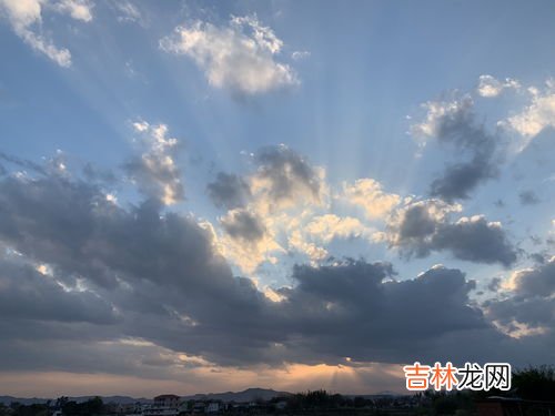 下午五点的太阳紫外线强烈吗,下午五点钟的太阳会把人晒黑晒伤吗
