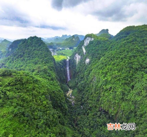 桂林和百色远吗,百色到桂林多长时间,坐什么比较方便,火车和汽车的票价各是多少呢?