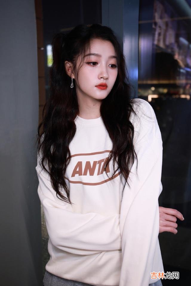 护肤 关晓彤卷发双马尾VS王鸥的小卷发，一个元气少女，一个轻熟俏皮！