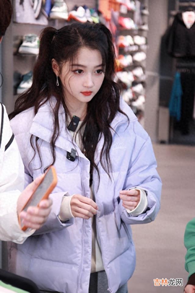 护肤 关晓彤卷发双马尾VS王鸥的小卷发，一个元气少女，一个轻熟俏皮！