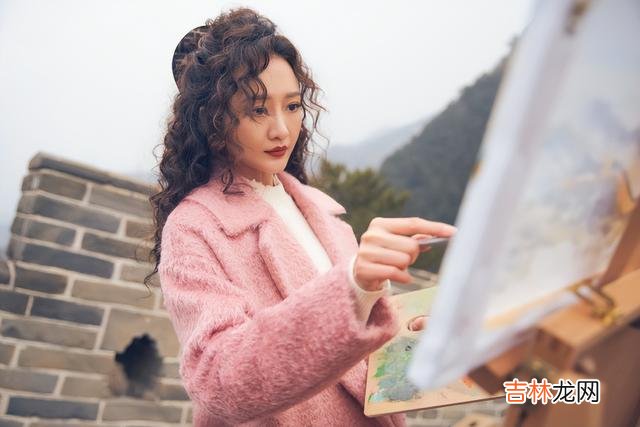 护肤 关晓彤卷发双马尾VS王鸥的小卷发，一个元气少女，一个轻熟俏皮！