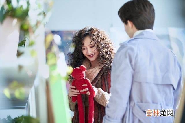 护肤 关晓彤卷发双马尾VS王鸥的小卷发，一个元气少女，一个轻熟俏皮！