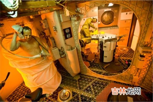 在太空中怎么上厕所啊,宇航员在太空怎么上厕所