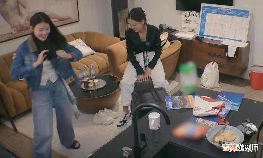 赵昭仪 辛芷蕾夸赵昭仪美甲好看，这脚丫长的挺漂亮，赵昭仪调侃你亲一口。