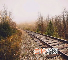 火车和铁轨哪个先被发明出来,火车和铁轨哪个最先发明出来的？