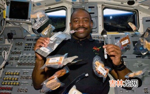 宇航员在太空如何吃饭,航天员在太空怎么吃饭?吃什么食物