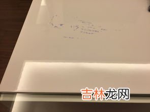 塑料袋上的字印到桌子上怎么去掉,桌子上被高温塑料袋印上这个印子了，怎么才能去掉 用了漂白水都没用！