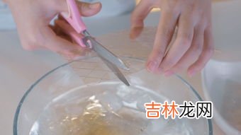 椰子怎么开口插吸管,开椰子器怎么用