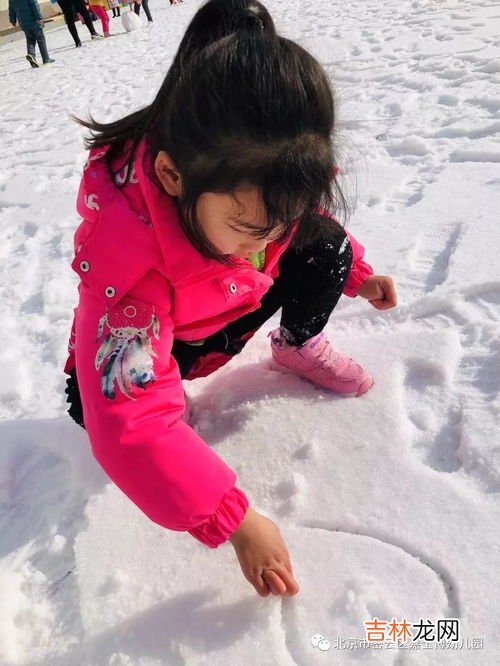 在雪天中我们用什么给雪人做眼睛,堆雪人时,眼睛用什么做好啊?