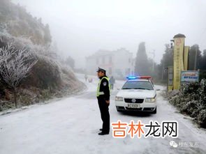 在雪天中我们用什么给雪人做眼睛,堆雪人时,眼睛用什么做好啊?