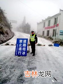 在雪天中我们用什么给雪人做眼睛,堆雪人时,眼睛用什么做好啊?