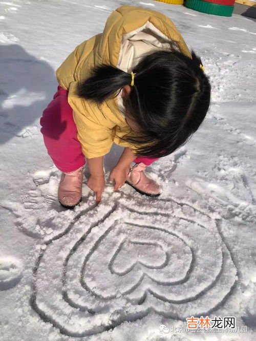 在雪天中我们用什么给雪人做眼睛,堆雪人时,眼睛用什么做好啊?