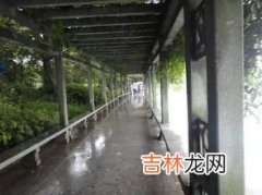 梅雨天气门窗紧闭会发霉吗,如果房间的门一周不打开，而且阳光照射不到屋里，屋里的东西会