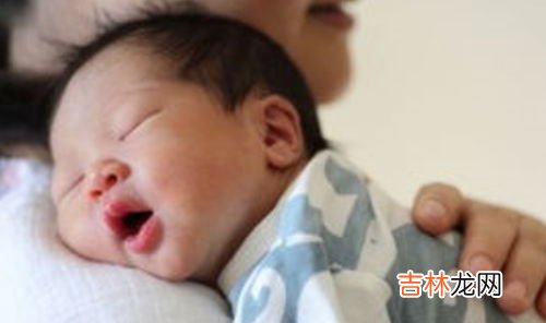 宝宝拍嗝正确方法和技巧,给宝宝拍嗝的正确方法