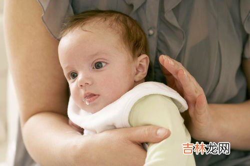 宝宝拍嗝正确方法和技巧,给宝宝拍嗝的正确方法