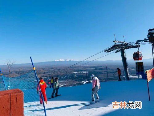 滑雪是租衣服还是自己带衣服,滑雪场要不要自带衣服呢？