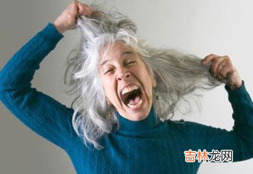 衣蛾会爬到头上吃头发吗,想问这个是什么虫？怎么灭掉，家里是不是地板会出现，好像是吃头发的。