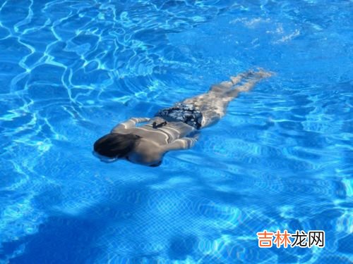 在游泳池游泳时,能戴隐形眼镜吗,游泳时能带隐形眼镜吗?